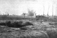 Les hasards du service d'etat-major; Un projectile ennemi mal dirige ecorne une construction voisin Creator: Unknown