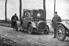 Les hasards du service d'etat-major; Une voiture de secours va prendre en remorque la "blessee", do Creator: Unknown