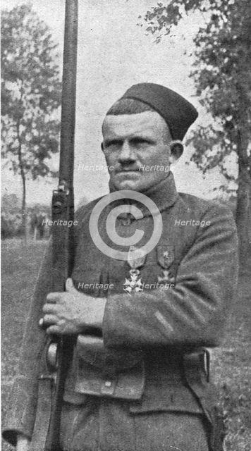 'Les heros de la Somme; le sergent Emile Varin, du 1e zouaves', 1916. Creator: Unknown.