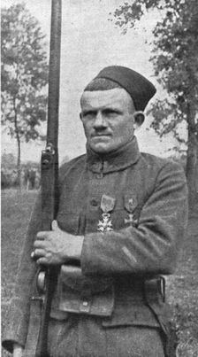 Les heros de la Somme; le sergent Emile Varin, du 1e zouaves 1916. Creator: Unknown