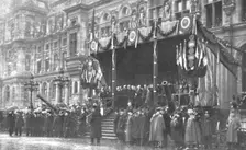 Les Heures Triomphales: La premiere fete, le 20 octobre 1918; devant l'Hotel de Ville de..., 1918. Creator: Unknown