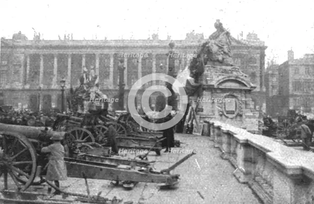 'Les Heures Triomphales: La premiere fete, le 20 octobre 1918; les statues de Strasbourg..., 1918. Creator: Unknown.