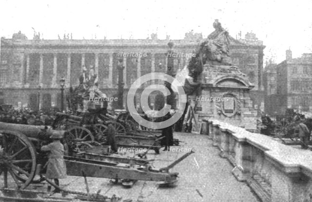 'Les Heures Triomphales: La premiere fete, le 20 octobre 1918; les statues de Strasbourg..., 1918. Creator: Unknown.