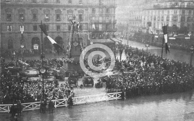 'Les Heures Triomphales: La premiere fete, le 20 octobre 1918; sur la place de l'Hotel-de... 1918. Creator: Unknown.