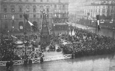 Les Heures Triomphales: La premiere fete, le 20 octobre 1918; sur la place de l'Hotel-de... 1918. Creator: Unknown