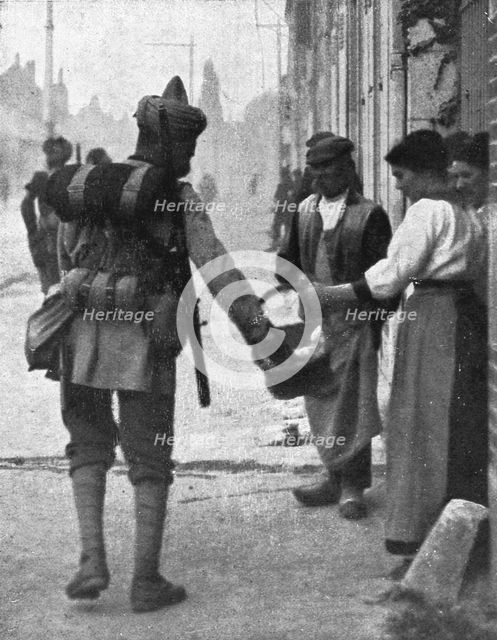 Les Hindous acceptent volontiers les presents de la population', 1914. Creator: Unknown.