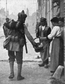 Les Hindous acceptent volontiers les presents de la population 1914. Creator: Unknown