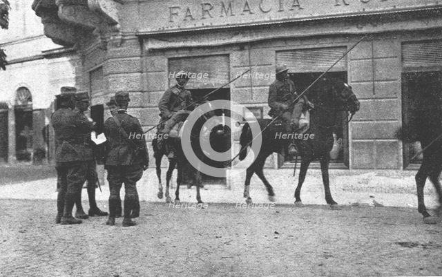 'Les Italiens a Gorizia; Avenue Francois-Joseph, les carabiniers interrogent les passants', 1916. Creator: Unknown.