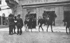 Les Italiens a Gorizia; Avenue Francois-Joseph, les carabiniers interrogent les passants 1916. Creator: Unknown