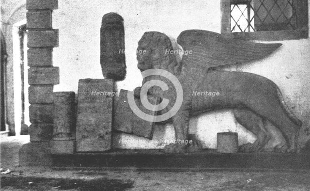 'Les Italiens a Gorizia; Le lion de Saint-Marc. Que les Autrichiens avaient enleve', 1916. Creator: Unknown.