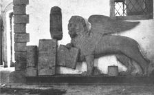 Les Italiens a Gorizia; Le lion de Saint-Marc. Que les Autrichiens avaient enleve 1916. Creator: Unknown