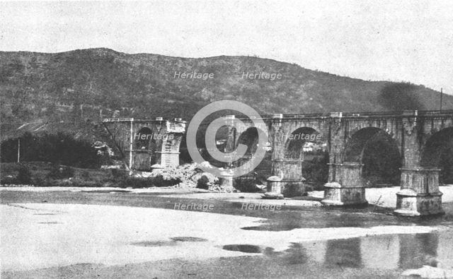 'Les Italiens a Gorizia; le pont du chemin de fer sur l'Isonzo', 1916 Creator: Unknown.