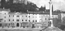 Les Italiens a Gorizia; Les troupes italiennes passent en courant sur la Piazza Grande 1916. Creator: Unknown