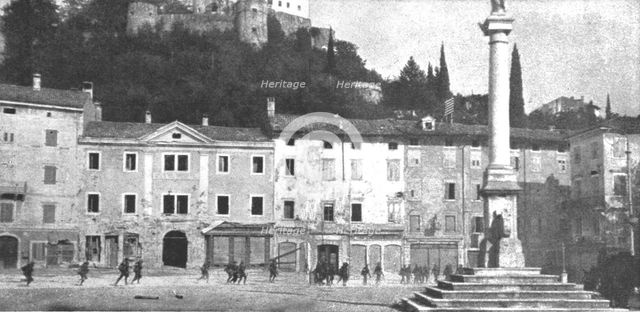 'Les Italiens a Gorizia; Les troupes italiennes passent en courant sur la Piazza Grande', 1916. Creator: Unknown.