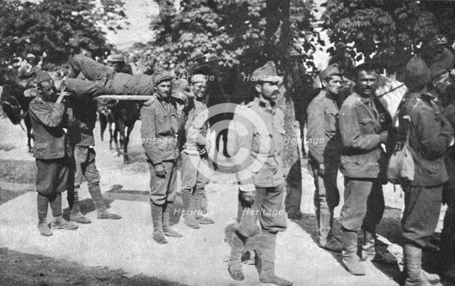 'Les Italiens a Gorizia; soldats et blesses autrichiens sortent, pour se rendre, des maisons..., 191 Creator: Unknown.