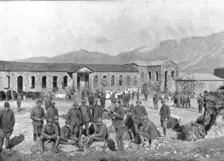 les Italiens en Albanie ; Cavaliers italiens au repos dans la vieille forteresse albanaise d'Argyro Creator: Unknown