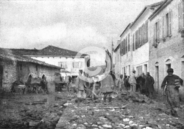 'les Italiens en Albanie ; Territoriaux italiens pavant une rue a Vaona occupee par nos allies depui Creator: Unknown.