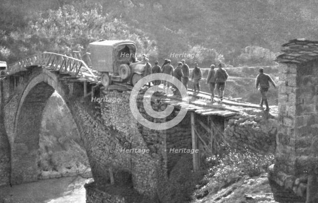 'les Italiens en Albanie ; un auto-camion italienen mauvaise posture sur le pont du Sarantaporos, a  Creator: Unknown.