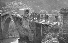 les Italiens en Albanie ; un auto-camion italienen mauvaise posture sur le pont du Sarantaporos, a Creator: Unknown