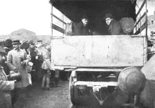 Les Indesirables; Un depart en camion automobile d'Allemands immigres en Alsace et renvoyes...,1918 Creator: Unknown