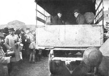 Les Indesirables; Un depart en camion automobile d'Allemands immigres en Alsace et renvoyes...,1918 Creator: Unknown