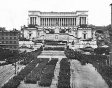 Les "journees de la victoire" a Rome; les troupes italiennes massees au pied du monument..., 1920. Creator: D Anderson
