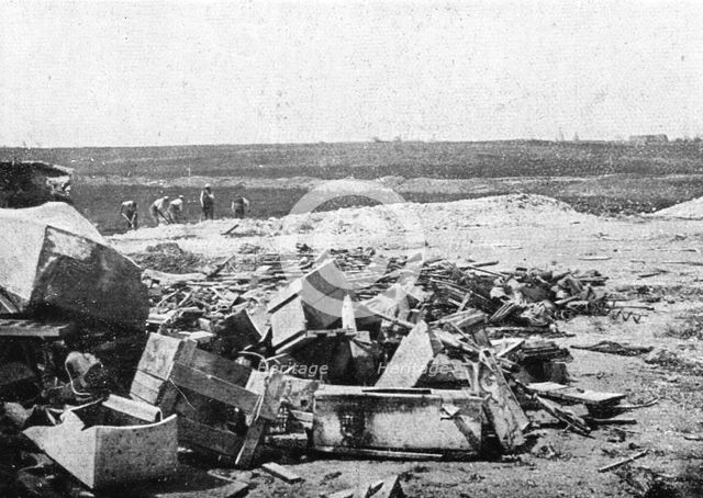 'Les Peripeties d'une Attaque; Apres notre avance: nettoyage du champ de bataille et..., 1916 (1924) Creator: Unknown.