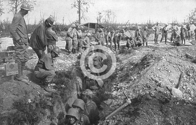 'Les Peripeties d'une Attaque; L' attaque a reussi: le long des boyaux, des prisonnier... 1916 (1924 Creator: Unknown.