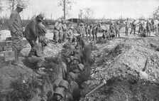 Les Peripeties d'une Attaque; L attaque a reussi: le long des boyaux, des prisonnier... 1916 (1924 Creator: Unknown