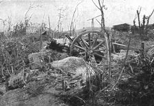 Les Peripeties d'une Attaque; Une piece allemande de 77, demontee par notre..., 1916 (1924) Creator: Unknown