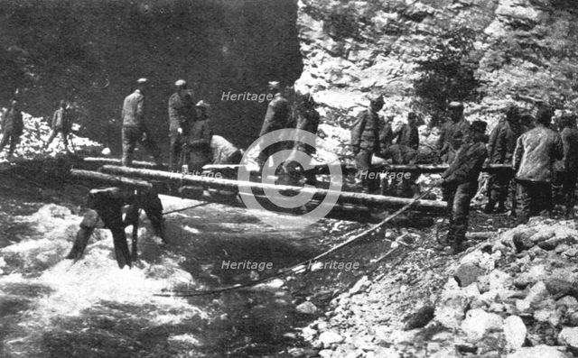 'les premieres operations Italiennes; construction d'un pont sur un torrent', 1915 Creator: Unknown.