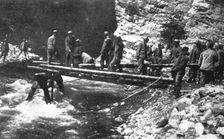 les premieres operations Italiennes; construction d'un pont sur un torrent 1915 Creator: Unknown