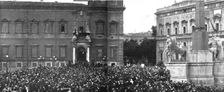 les premieres operations Italiennes; le 24 mai, la foule massee devant le Quirinal 1915 Creator: Unknown