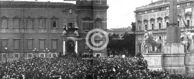 'les premieres operations Italiennes; le 24 mai, la foule massee devant le Quirinal', 1915 Creator: Unknown.