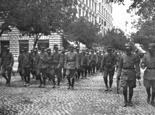 'les premieres operations Italiennes; Un regiment quitte Rome a destination de la frontiere 1915. Creator: Unknown