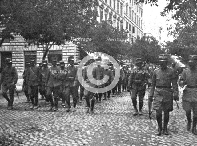 ''les premieres operations Italiennes; Un regiment quitte Rome a destination de la frontiere', 1915. Creator: Unknown.