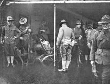 Les Premiers Contingents Americains en France; A bord d'un transport: soldats se preparent..., 1917 Creator: Unknown