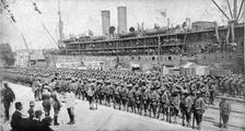 Les Premiers Contingents Americains en France; Au fur et a mesure de la mise a terre, les..., 1917. Creator: Unknown