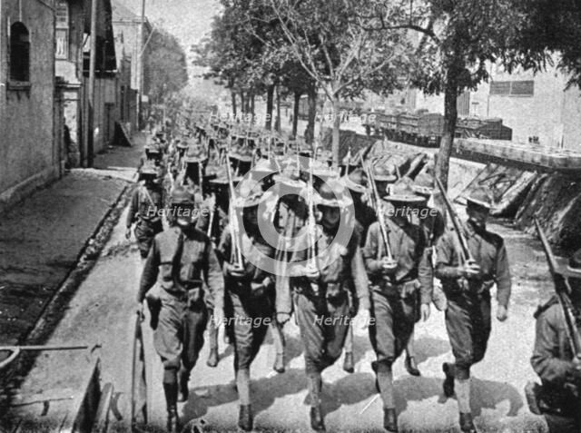 'Les Premiers Contingents Americains en France; En route pour le cantonnement', 1917. Creator: Jean Clair-Guyot.