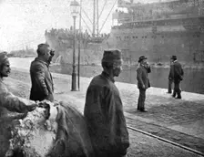 Les Premiers Contingents Americains en France; Prisonniers allemands regardant l'arrivee 1917. Creator: Unknown