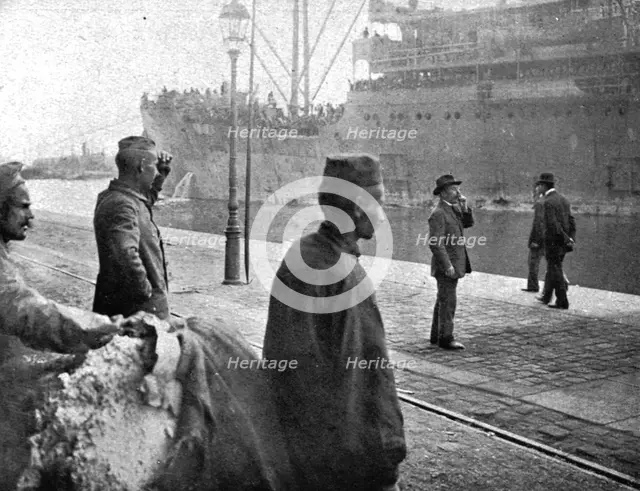 'Les Premiers Contingents Americains en France; Prisonniers allemands regardant l'arrivee', 1917. Creator: Unknown.