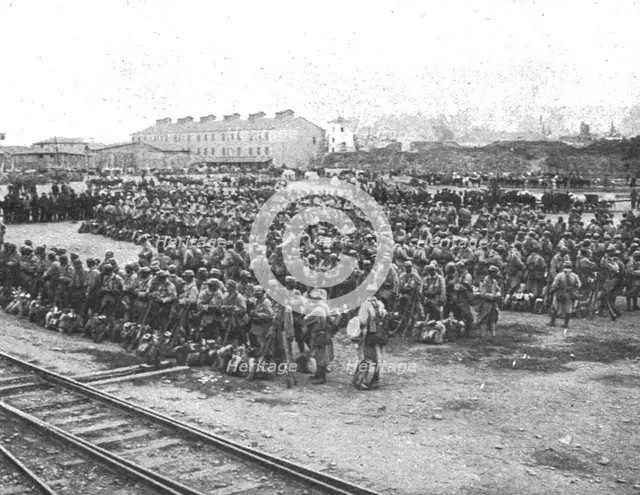 'Les premiers contingents Franco-Anglais a Salonique; Nos troupes, apres le rassemblement...1915 (19 Creator: Unknown.