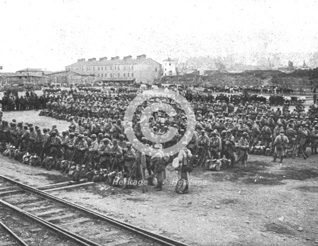 'Les premiers contingents Franco-Anglais a Salonique; Nos troupes, apres le rassemblement...1915 (19 Creator: Unknown.