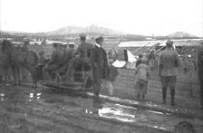 Les premiers contingents Franco-Anglais a Salonique; Au camp d'aviation francais de...1915 (1924). Creator: Unknown
