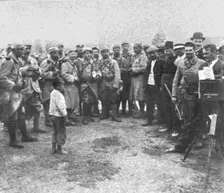 Les premiers contingents Franco-Anglais a Salonique; Arrivant de Moudros, nos...1915 (1924). Creator: Unknown
