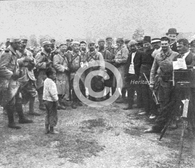 'Les premiers contingents Franco-Anglais a Salonique; Arrivant de Moudros, nos...1915 (1924). Creator: Unknown.