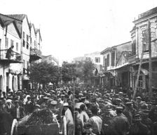 Les premiers contingents Franco-Anglais a Salonique; L'animation dans la rue du...1915 (1924). Creator: Unknown