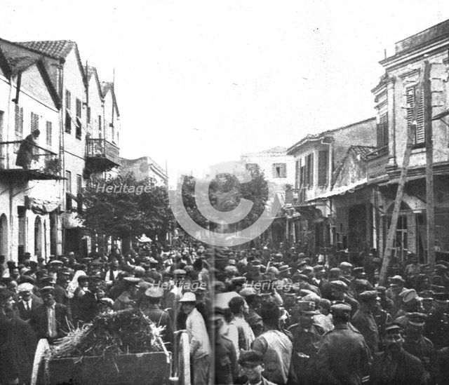 'Les premiers contingents Franco-Anglais a Salonique; L'animation dans la rue du...1915 (1924). Creator: Unknown.