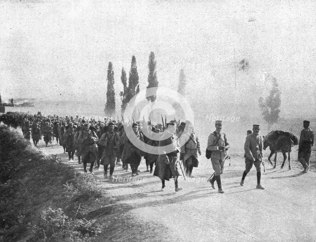 'Les premiers contingents Franco-Anglais a Salonique; Les troupes francaises se... 1915 (1924). Creator: Unknown.