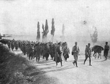 Les premiers contingents Franco-Anglais a Salonique; Les troupes francaises se... 1915 (1924). Creator: Unknown